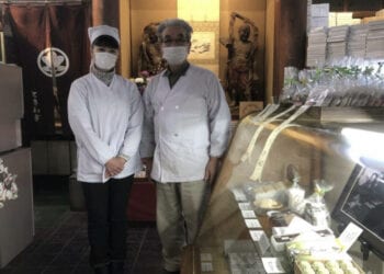 Treinamento simulando o furto em uma drogaria na cidade de Gifu, em outubro do ano passado. Reprodução/Yomiuri