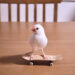 "Ochibi", o pássaro skatista, treina 30 minutos por dia e vem melhorando as manobras.