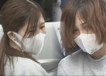 Dupla agia em conjunto para enganar as vítimas. Foto: Fuji TV.
