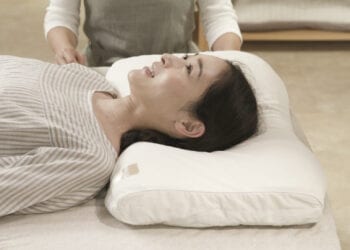 Usuário deve ficar atento aos sinais para trocar de travesseiro. Foto: Fuji TV.