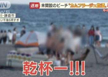 Grupos de jovens se reuniram em Yuigahama e muitas regras foram descumpridas. Foto: ANN.