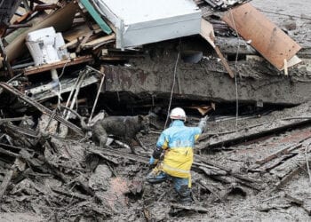 Busca por sobreviventes do desastre em Atami. Foto: Jornal Mainichi.