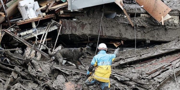 Busca por sobreviventes do desastre em Atami. Foto: Jornal Mainichi.