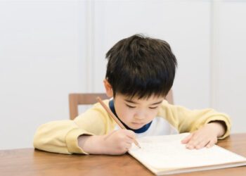 Crianças costumam receber uma série de dever de casa para o período de férias. Foto: All About.