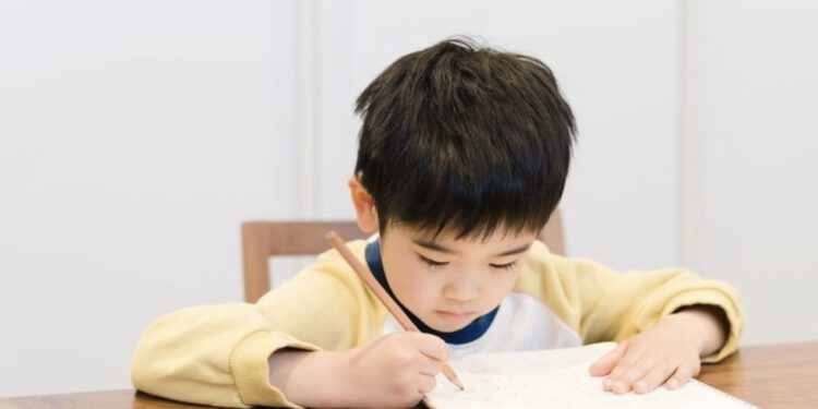 Crianças costumam receber uma série de dever de casa para o período de férias. Foto: All About.