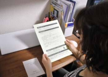 Perguntas e advertências têm intimidado as beneficiárias. Foto: Jornal Asahi.