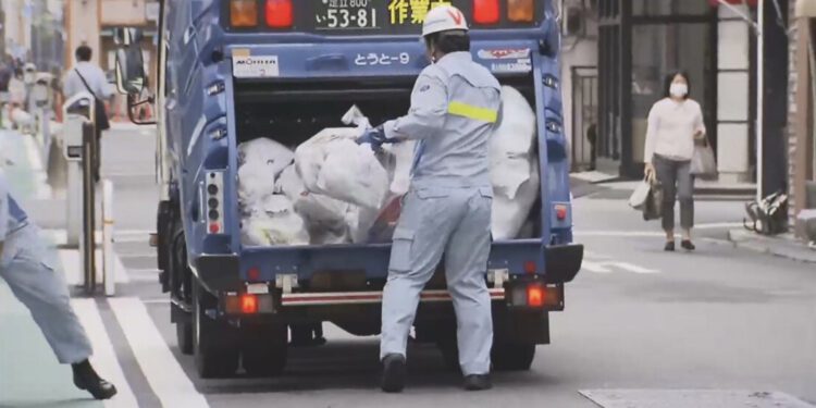 Coleta de lixo doméstico contaminou funcionários da prefeitura de Taito, em Tóquio. Foto: Fuji TV.