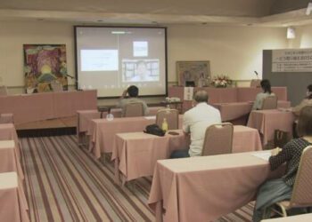 Evento em Izumisano discutiu questões dos hikikomoris. Foto: NHK.