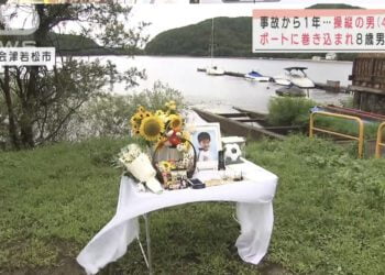 Família se reuniu ao redor do lago para rezar pelo filho. Foto: ANN.