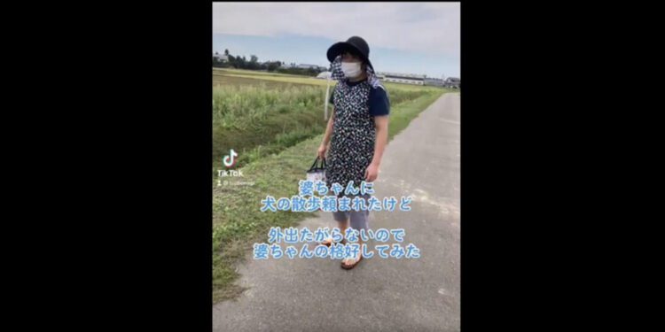 Homem colocou as roupas da avó e conseguiu enganar o cachorro. Foto: Tiktok/Fuji TV.