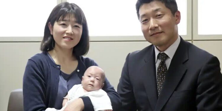 Ryusuke aos 6 meses, quando ganhou alta do hospital. Foto: Kyodo News.
