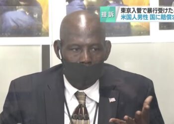 Mark Gordon, de 52 anos, diz que foi tratado como um animal pelos guardas. Foto: NHK.