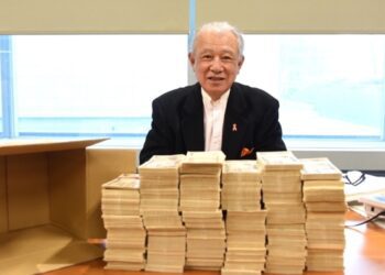 Presidente da The Nippon Foundation, Yohei Sasakawa, com a última quantia recebida. Foto: Divulgação.