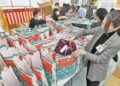 Funcionárias preparando as sacolas da sorte em Fukui. Foto: Chunichi Shimbun.