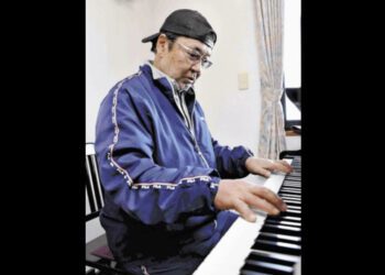 O pianista e pescador Yoshiaki Tokunaga. Foto: Jornal Yomiuri.