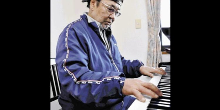 O pianista e pescador Yoshiaki Tokunaga. Foto: Jornal Yomiuri.