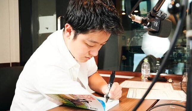 Yamada passou a treinar a escrita com a mão esquerda ainda no hospital. Foto: Reprodução/J-Cast