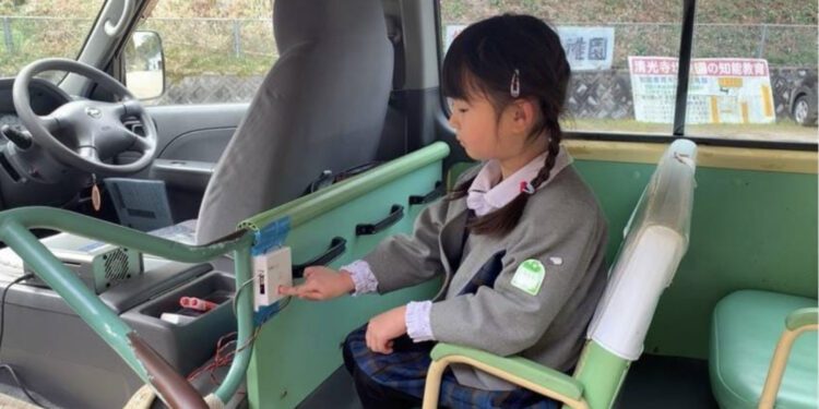 Crianças podem ser instruídas a apertar o botão do alarme se ficarem presas. Foto: Fuji TV.