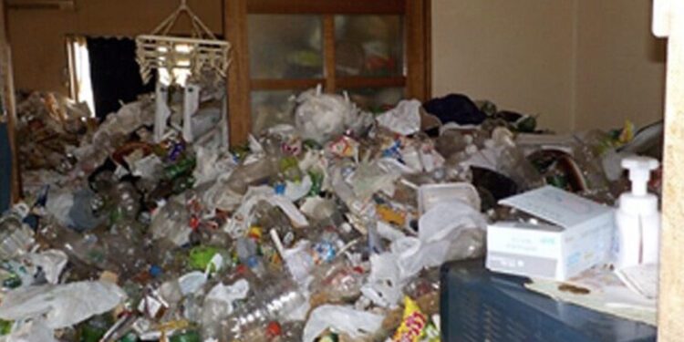 Casa de um acumulador de lixo no Japão. Foto: Post Seven