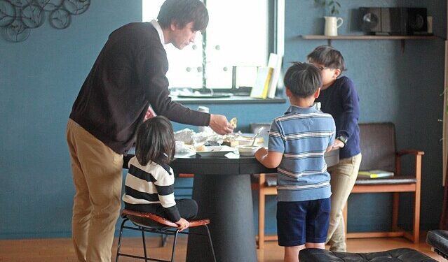 Casal e os três filhos criaram o hábito de comer em pé. Foto: Kaoru Komura