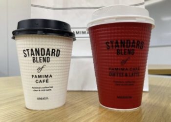 Cafés pequeno e médio da loja de conveniência no Japão. Foto: Reprodução/Bengoshi News