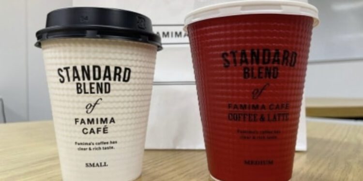 Cafés pequeno e médio da loja de conveniência no Japão. Foto: Reprodução/Bengoshi News