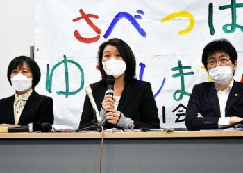Che Kan'ija com os advogados. Foto: Reprodução/Jornal Mainichi
