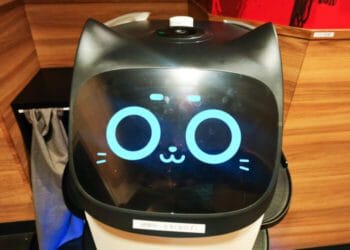 O robô-gato nos restaurantes do Japão. Reprodução/Funabashi Tsushin.