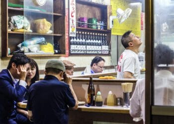 Bar japonês (izakaya) em Tóquio Foto: Antonio Prado - Unsplash (imagem ilustrativa)