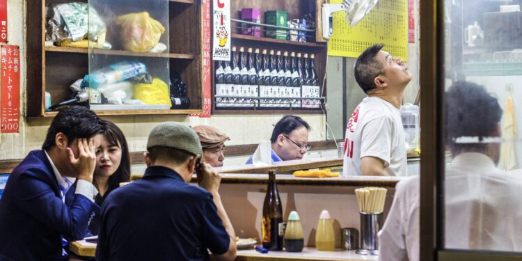 Bar japonês (izakaya) em Tóquio Foto: Antonio Prado - Unsplash (imagem ilustrativa)
