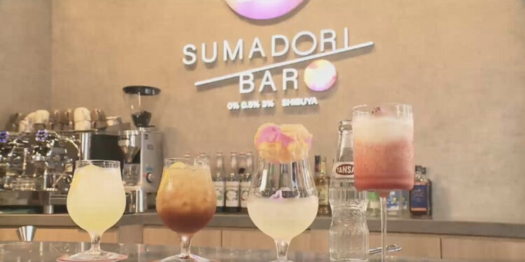 No bar Sumadori em Shibuya, cliente escolhe se quer ou não álcool na bebida. Foto: Reprodução/Fuji TV.