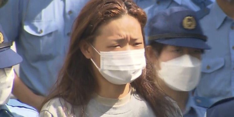 Reina Nagasawa, de 21 anos, deixou os dois filhos sozinhos no carro.