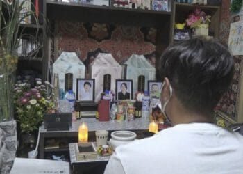 Tatsuya Makibuchi presta homenagem aos filhos e a esposa, mortos na tragédia de Nagano no ano passado. Reprodução/FNN.