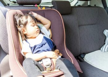 O esquecimento de crianças no carro é muito perigoso durante o verão. Reprodução/Fuji TV.