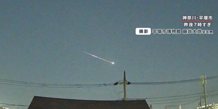 O raro meteoro que cruzou o céu de Kanto. Reprodução/Fuji