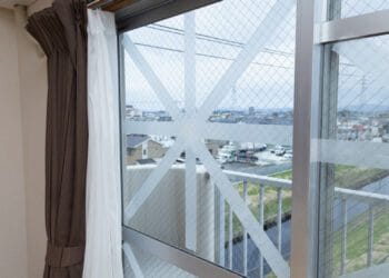 Fita adesiva não protege contra fortes tufões. Reprodução/FNN.