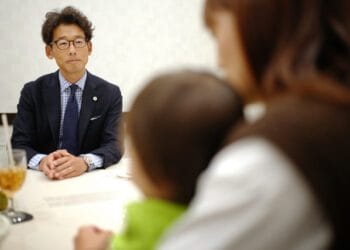 Daisuke Toukarin passou duas horas ouvindo as reclamações de uma mãe. Reprodução/Asahi