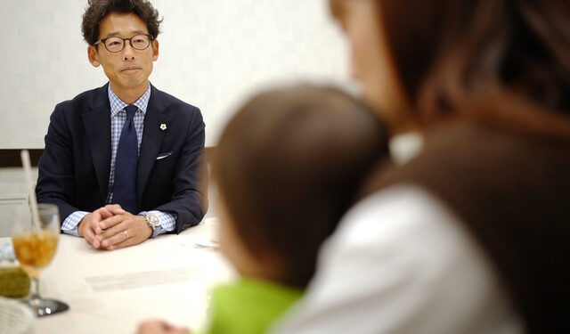 Daisuke Toukarin passou duas horas ouvindo as reclamações de uma mãe. Reprodução/Asahi