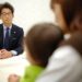 Daisuke Toukarin passou duas horas ouvindo as reclamações de uma mãe. Reprodução/Asahi
