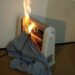 Dormir com aquecedor elétrico é perigoso. Reprodução / Opuesto-Hatena Blog (imagem ilustrativa)