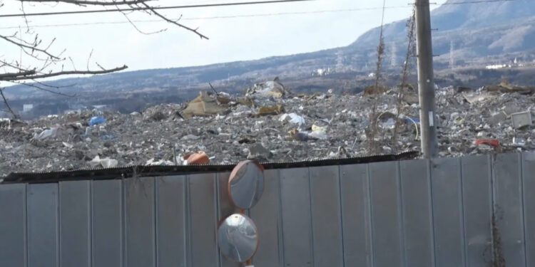 Montanha de lixo já gerou 60 reclamações. Reprodução / FNN.