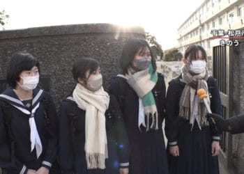 As quatro meninas que salvaram um idoso em Chiba: Mei Sato, Yui Kitajima, Ami Hanazaki e Sayaka Iga. Reprodução / FNN.