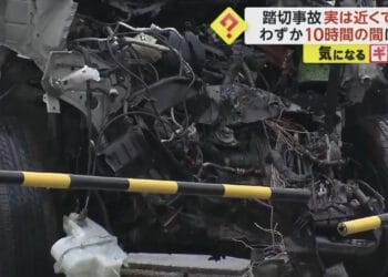 Colisão entre um carro e um trem em Iwakura. Reprodução / FNN.