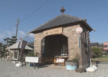 Ponto de ônibus parece de verdade, mas não leva para lugar nenhum. Reprodução / FNN.