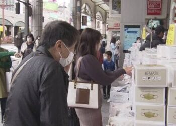 Mesmo na rua, muitos japoneses seguem de máscara. Reprodução / NHK.