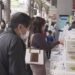 Mesmo na rua, muitos japoneses seguem de máscara. Reprodução / NHK.