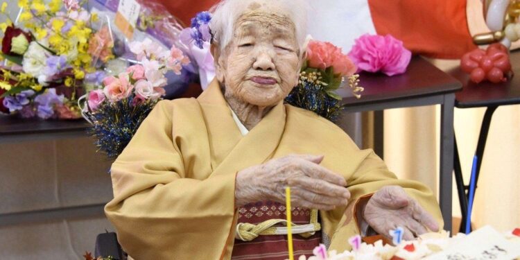 Kane Tanaka foi a pessoa mais velha do mundo por quase 4 anos e a segunda mais velha da história. Ela faleceu em abril de 2022, com 119 anos. Reprodução / Nippon.com