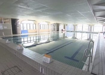 Acidente aconteceu em uma piscina na cidade de Takaoka, em Toyama. Reprodução / FNN.