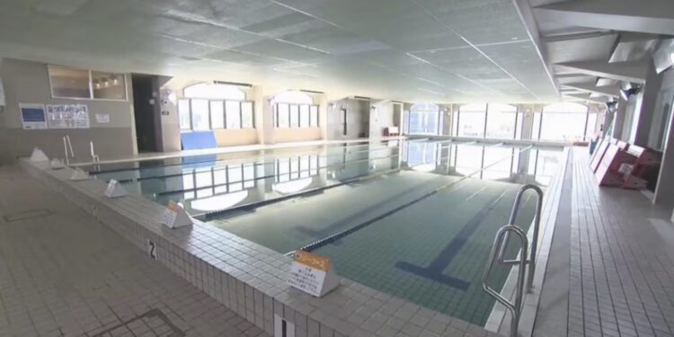 Acidente aconteceu em uma piscina na cidade de Takaoka, em Toyama. Reprodução / FNN.