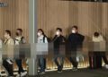 Criminosos japoneses conduzidos pela polícia ao chegar no Aeroporto de Haneda, em Tóquio. Reprodução / Agência de Notícias Jiji Press.